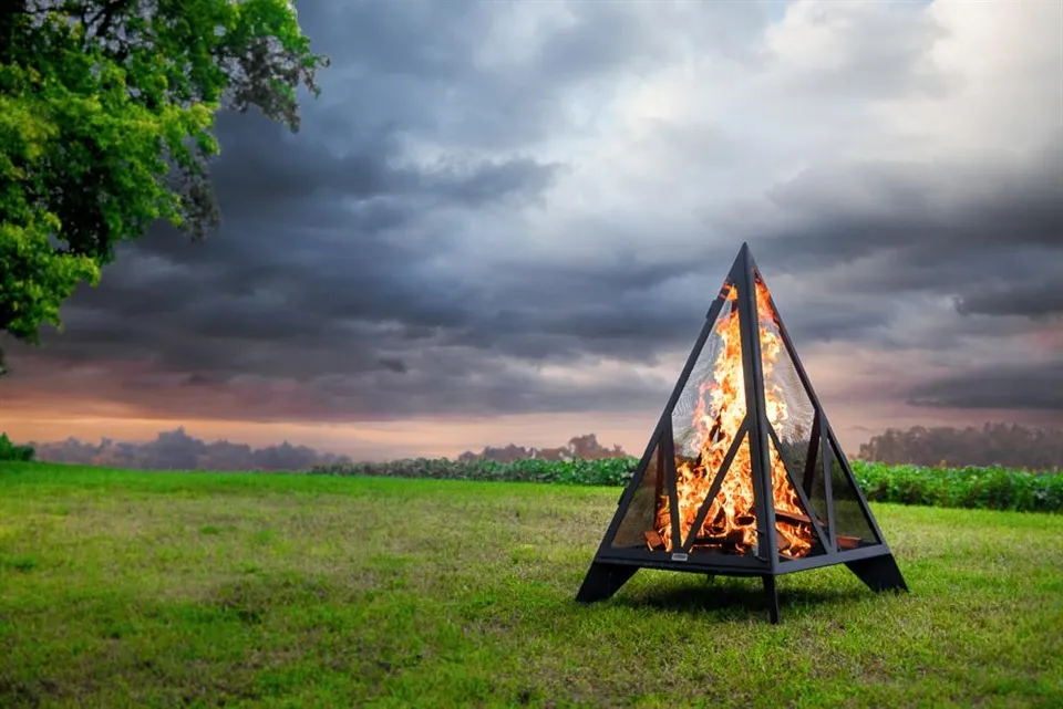 Piramīdas āra kamīns